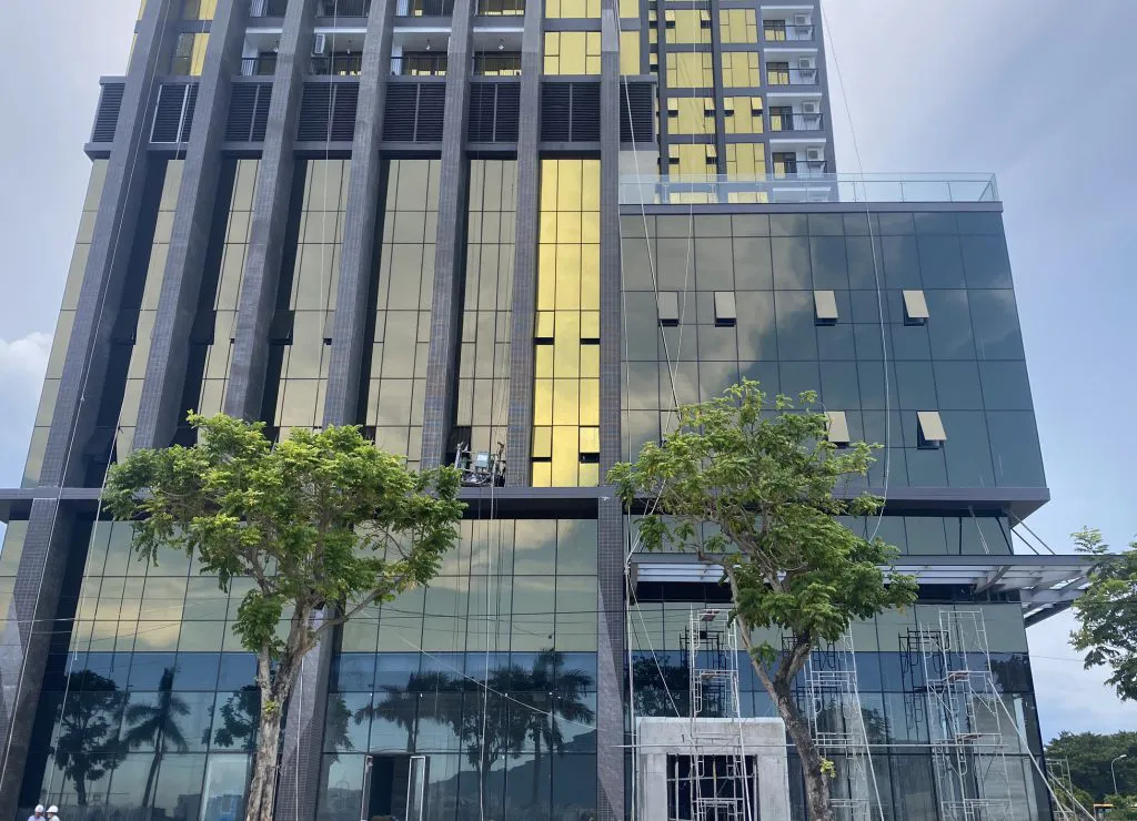 Màu kính vàng tòa nhà Dán kính tòa kính vàng RISEMOUNT APARTMENT ĐÀ NẴNG